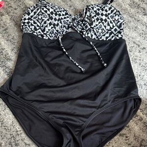 Beach Betty 2X Black and White Geometric one piece Swimsuit